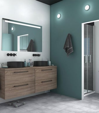 Projeto de casa de banho, em ambiente de tons azuis, com armário de casa de banho de madeira com dois lavatórios e espelho grande